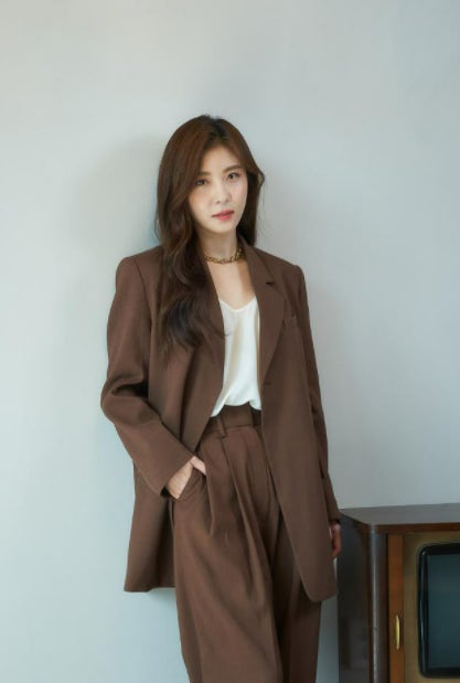 이번에는 살짝 흐트러진 듯한 웨이브 헤어를 선택하면서 전체적인 인상이 훨씬