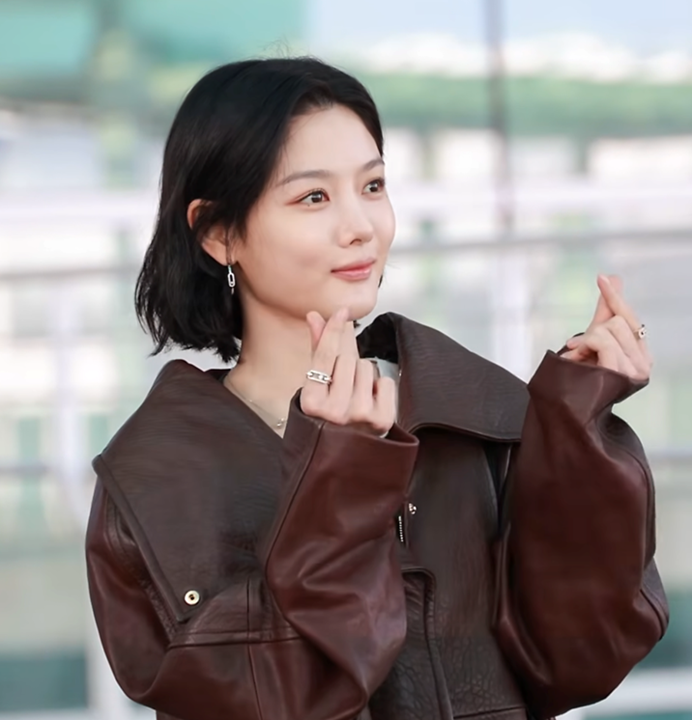 차콜 톱으로 톤을 낮추고 재킷 안쪽에는 차콜 컬러의 루즈한 톱을 레이어드했습니다