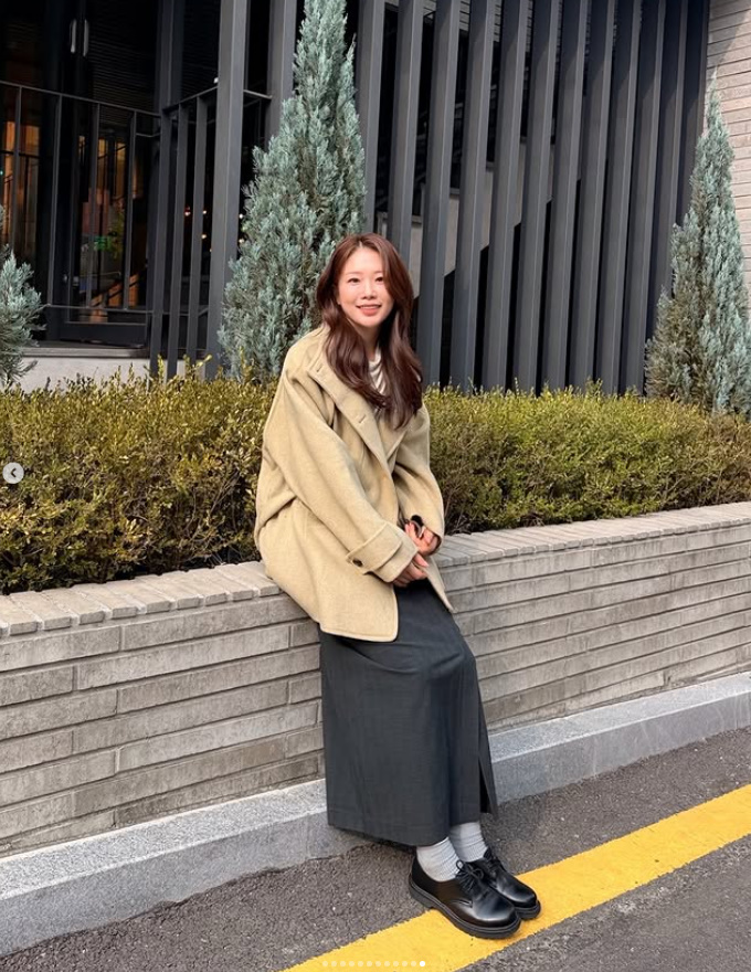 아이보리 아우터로 분위기 반전 두 번째 스타일에서는 한층 밝아졌습니다