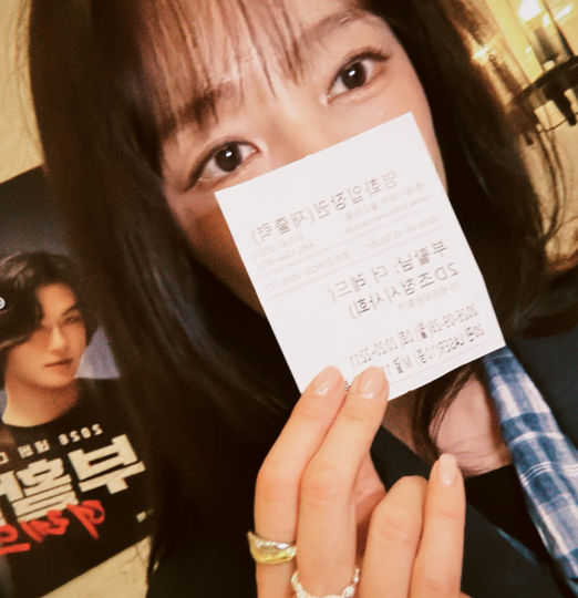 레이어드가 만든 윤은혜의 스타일 윤은혜의 패션에서 재미있는 부분은 아이템 하나를
