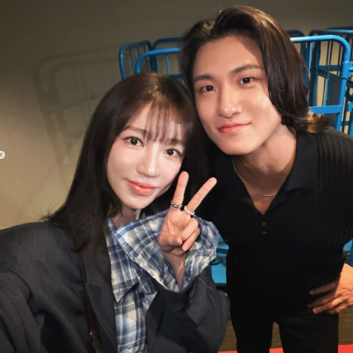 윤은혜가 신승호 옆에 서니 분위기가 달라졌다 오버핏 재킷으로 완성한 프레피룩|어디가 예상과 달랐나?