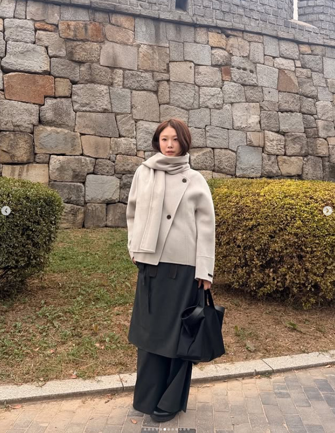 이번에는 차분한 겨울 스타일링을 선보여 눈길을 끌었습니다