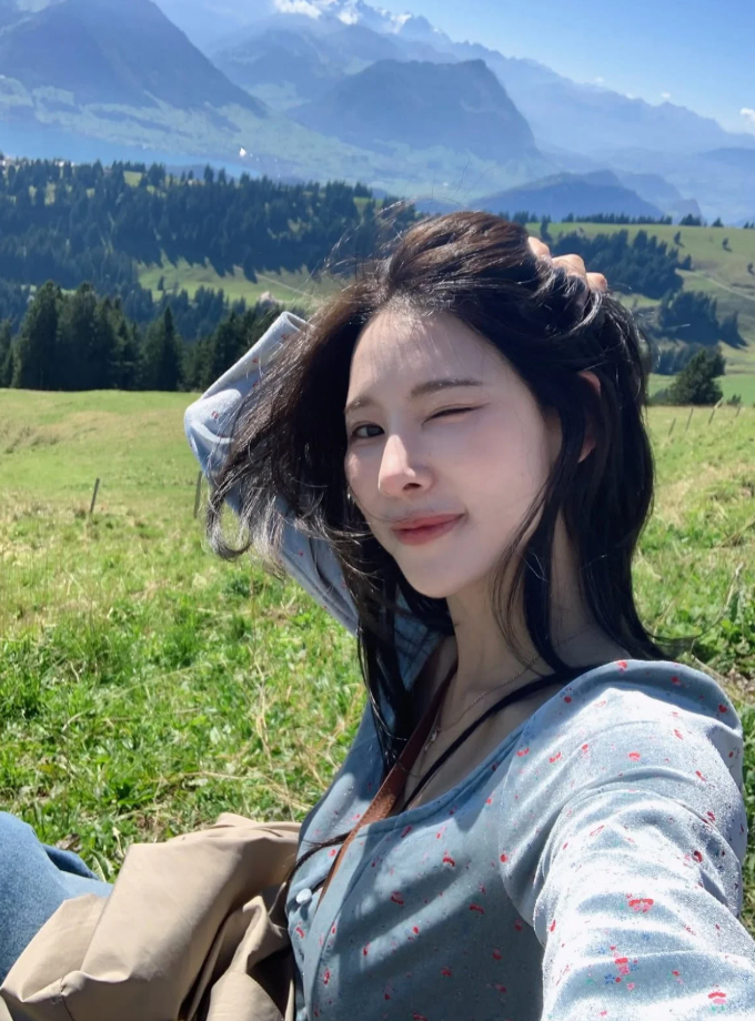 사진 속 이나연은 이동 중인 좌석에 앉아 카메라를 바라보고 있어요