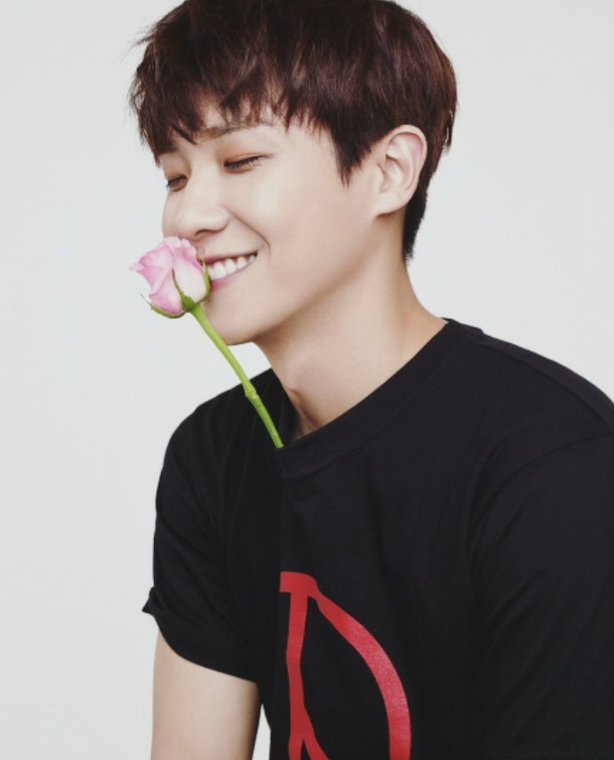 당시 이준이 아이돌로 활동하던 시절 한 걸그룹 멤버가 먼저 이준과 밥을 먹고