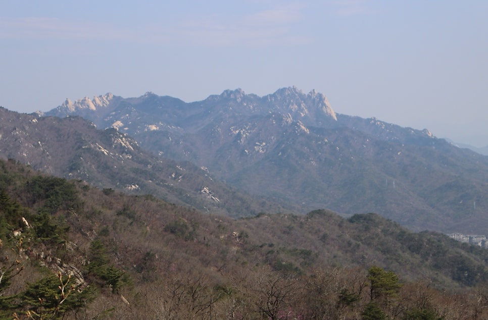 칼바위 능선 정상에서 바라본 건너편 도봉산 오봉의 둥근 바위 봉우리들