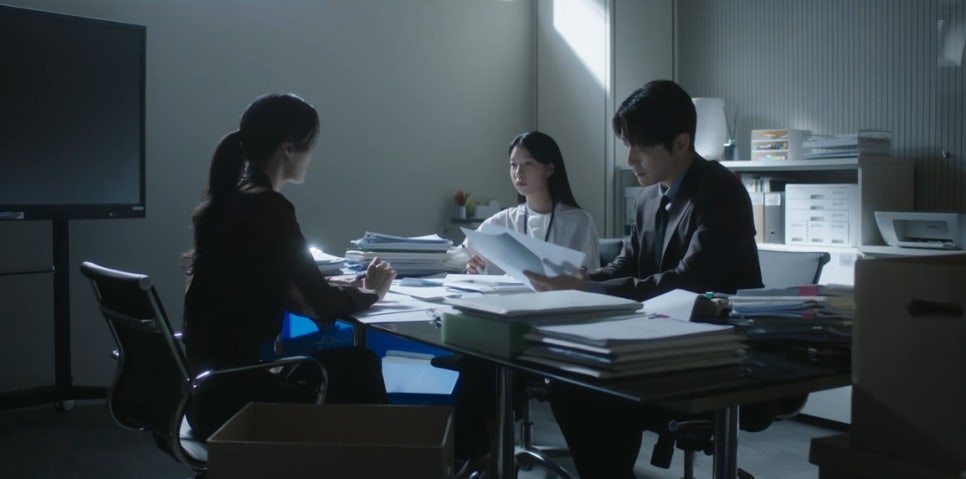 경철은 은태한테 이런 부분을 체크하지 않은 점에 대해 강하게 말합니다
