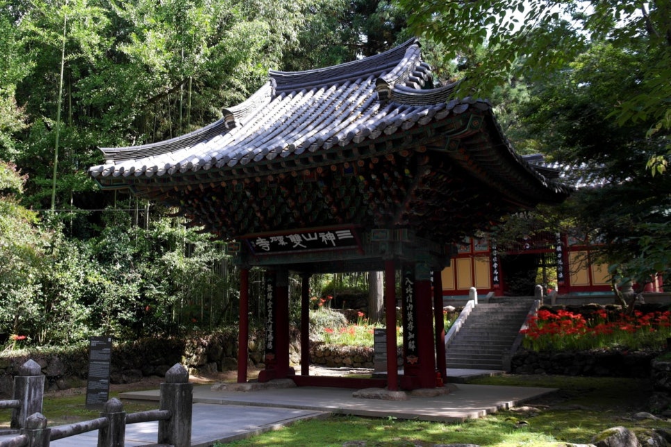 The Iljumun gate of Ssanggyesa Temple with its name board at the end of a wooded path