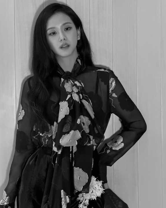 지수의 분위기가 더해진 디올룩 이처럼 장식적인 요소가 많은 의상은 자칫 스타일이