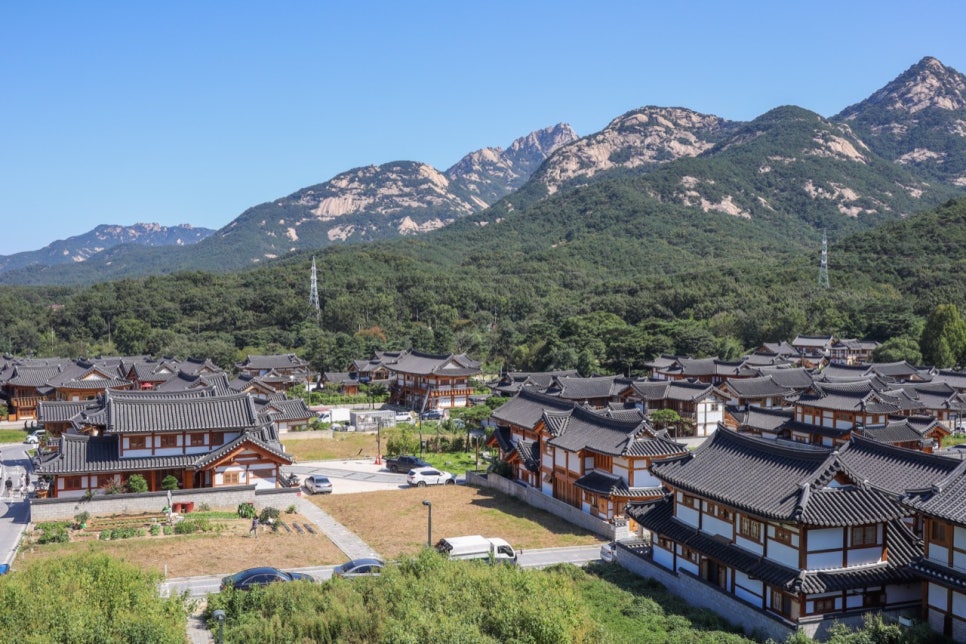 북한산 능선 아래에 기와지붕 한옥이 모여 있는 은평한옥마을 전경