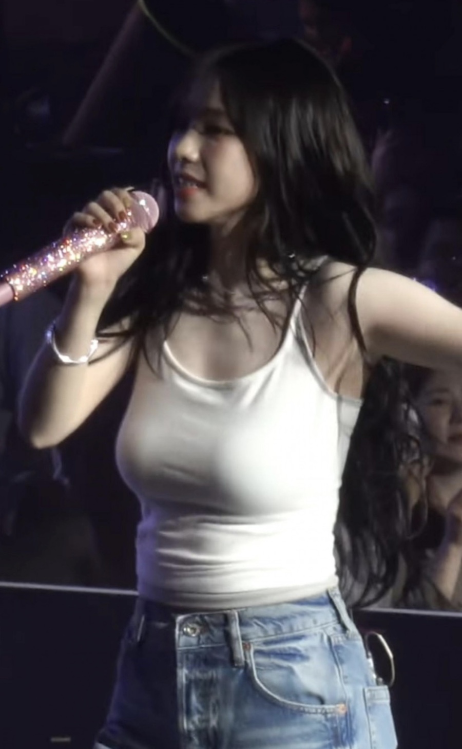 루즈한 핏의 브이넥 케이블 니트에 블랙 숏팬츠, 시스루 니삭스, 앵글 부츠를