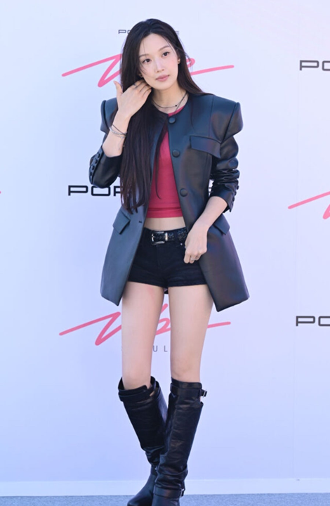 카이엔 터보 옆에서 완성된 장면 특히 포르쉐 카이엔 터보와 함께 담긴 사진에서는