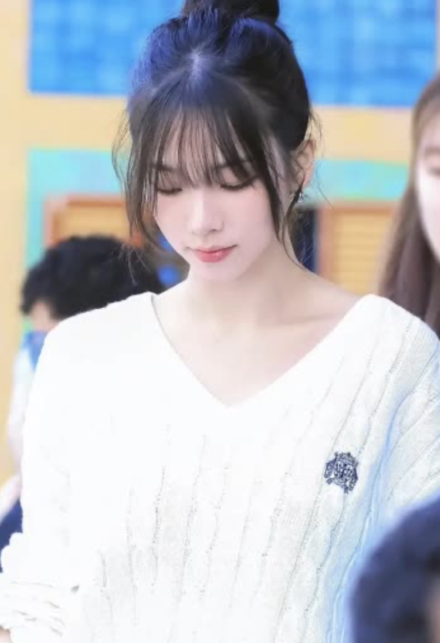 특히 카리나는 AI처럼 완벽한 미모에 글래머러스 묵직한 몸매까지 갖춘