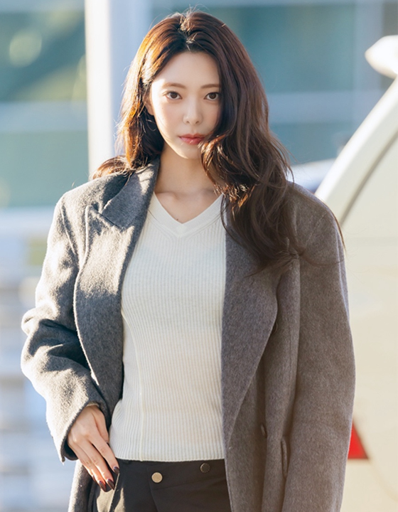 롱코트와 팬츠의 길이가 이어지면서 상하의가 하나의 흐름처럼 자연스럽게 연결됐습니다