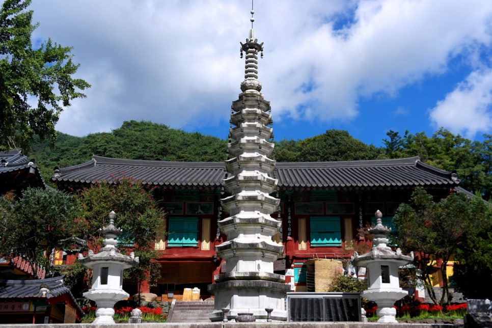 The nine-storey stone pagoda in the courtyard of Ssanggyesa with a temple hall behind it
