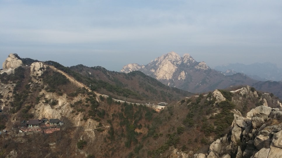 겨울 삼각산 봉우리 아래로 대남문과 성곽이 이어진 모습