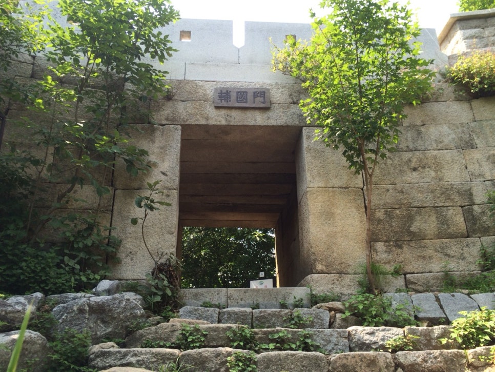 돌로 쌓은 북한산성 보국문과 주변 숲