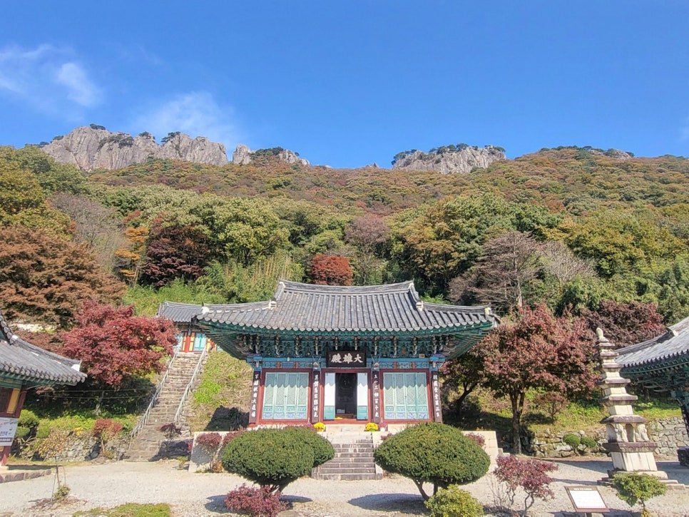 벽련암 쪽에서 올려다본 가을 서래봉의 바위 능선