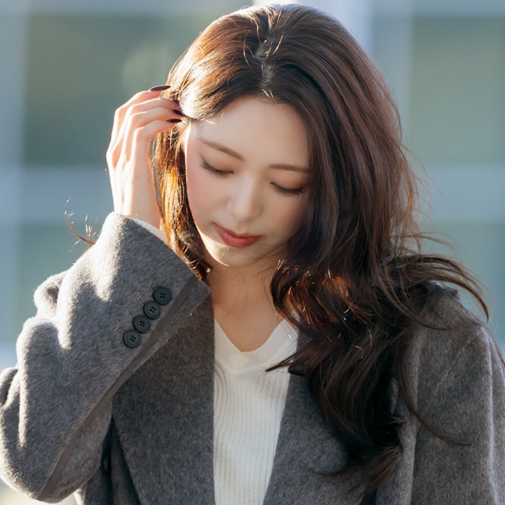 있지 유나가 공항에 나타나자 분위기가 달라졌다 롱코트로 완성한 여배우 같은 시크룩|어디가 예상과 달랐나?