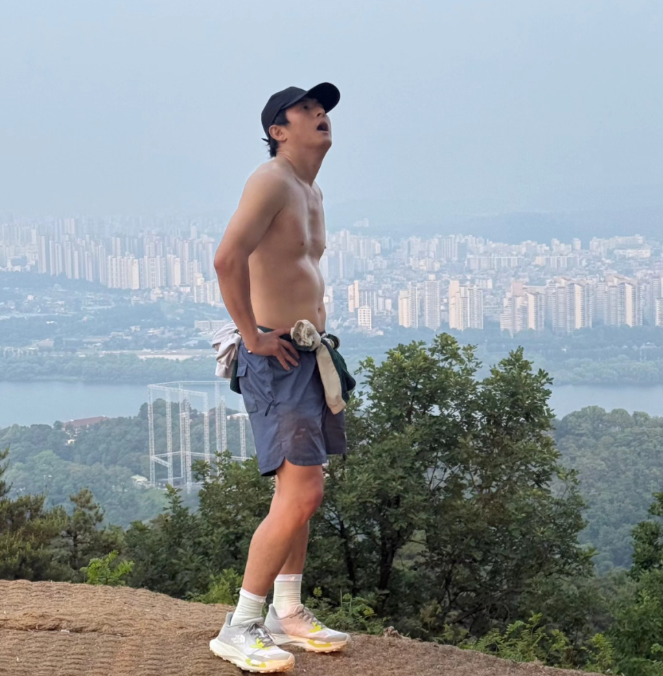 세계적인 할리우드 배우 옆에서도 평소 모습 그대로인 게 오히려 더 웃겼어요
