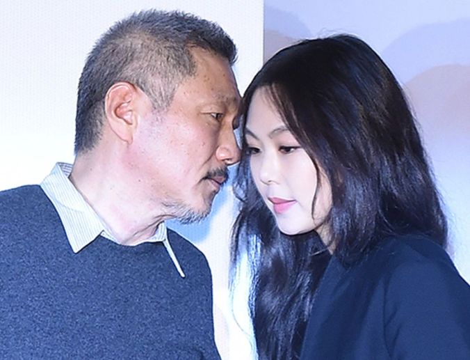홍상수 감독은 현재도 기존 배우자와 법률상 혼인 관계를 유지하고 있습니다