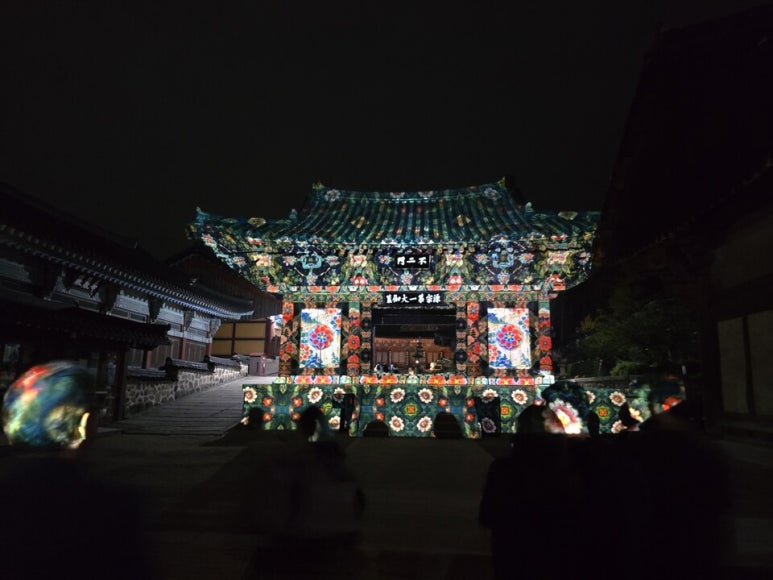 Projection mapping covering the eaves and walls of a Tongdosa hall