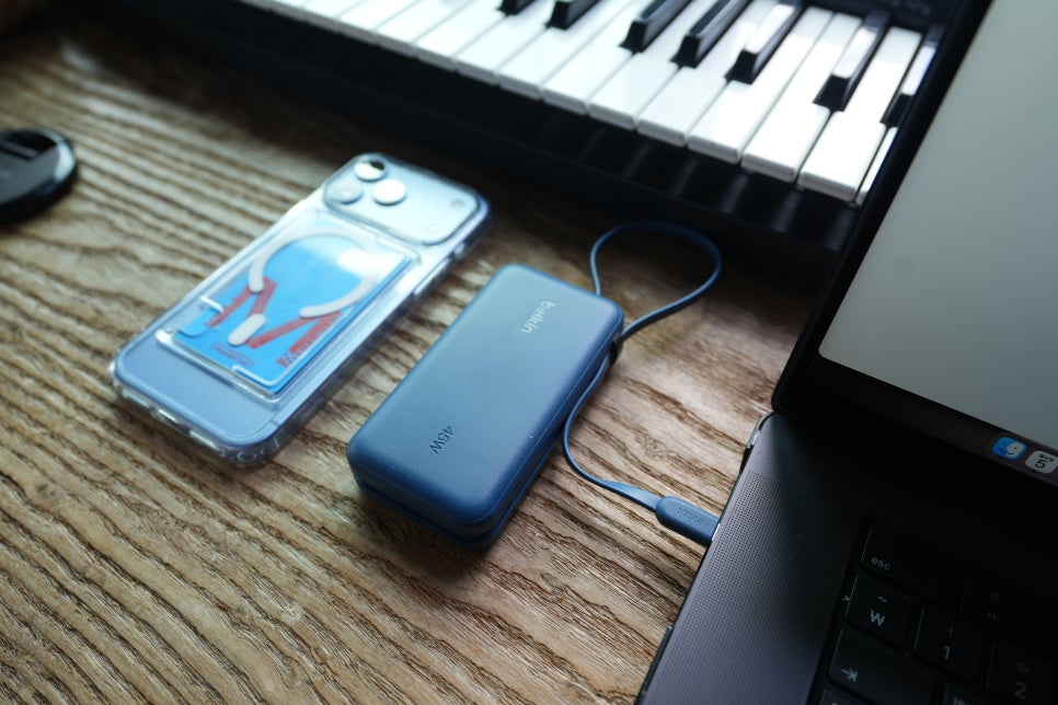 벨킨 10000mAh 45W 케이블 일체형 고속 충전 보조배터리, 맥북과 아이폰18프로맥스에 연결해보니