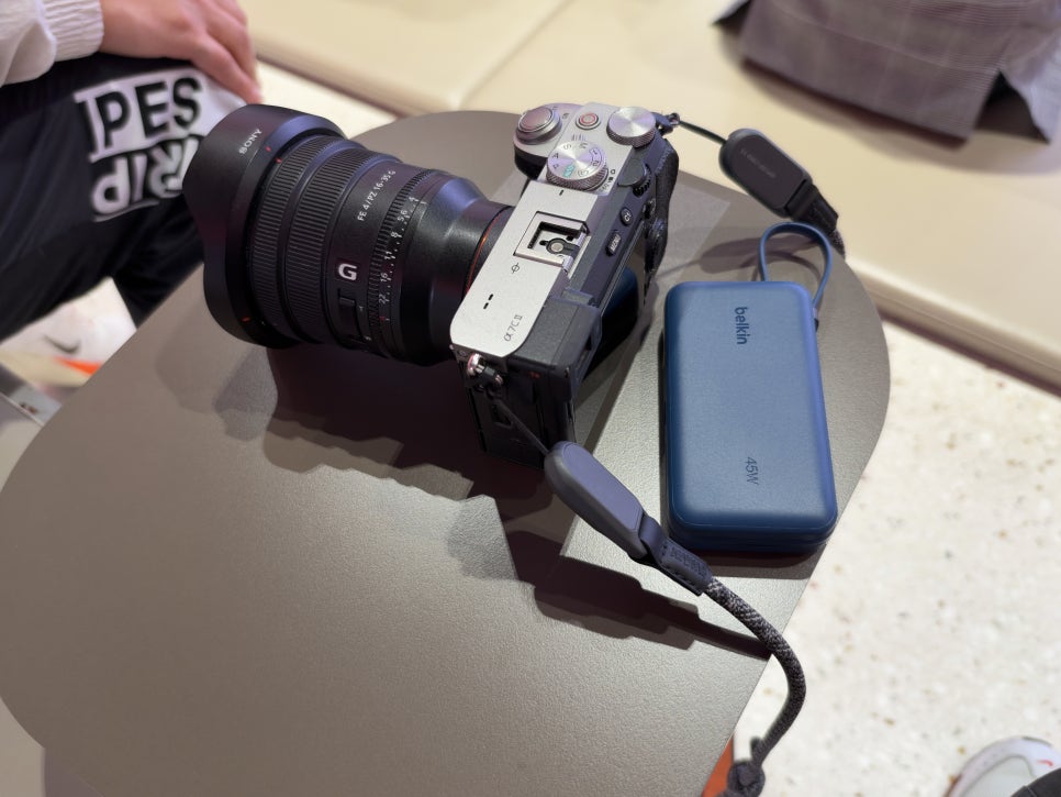 벨킨 10000mAh 45W 케이블 일체형 고속 충전 보조배터리, 맥북과 아이폰18프로맥스에 연결해보니