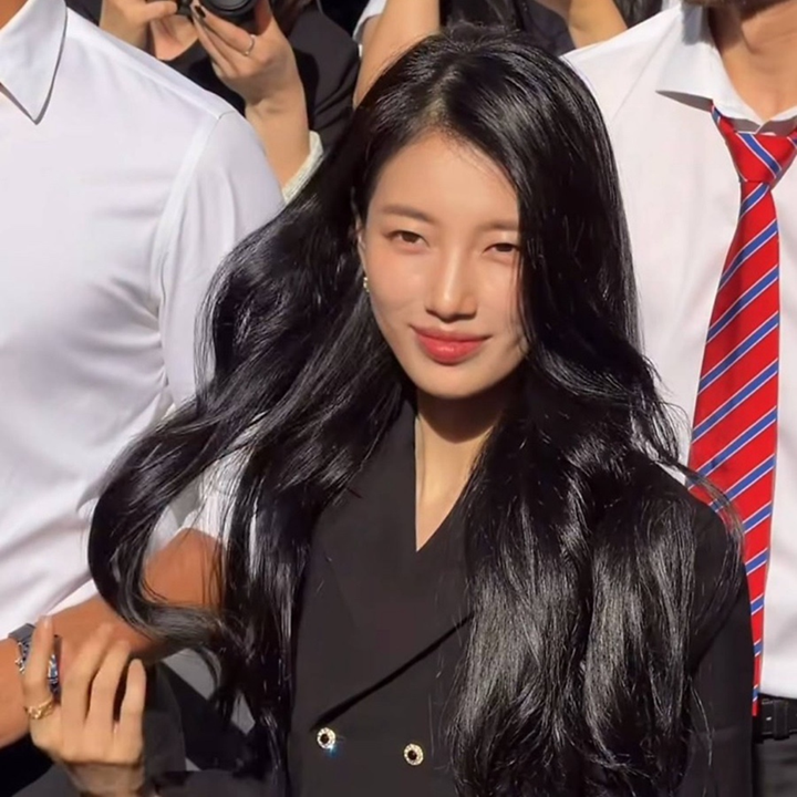 요즘 트렌드 제대로 반영했네 수지, 셋업 패션으로 보여준 남다른 스타일링 센스|놓치기 쉬운 대목은?
