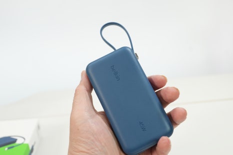 벨킨 10000mAh 45W 케이블 일체형 고속 충전 보조배터리, 맥북과 아이폰18프로맥스에 연결해보니