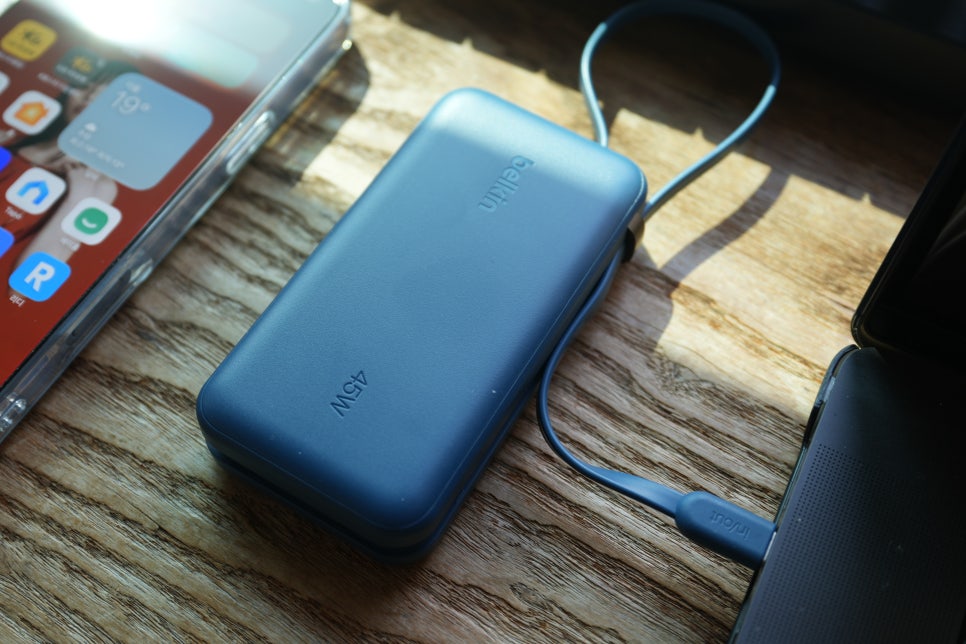 벨킨 10000mAh 45W 케이블 일체형 고속 충전 보조배터리, 맥북과 아이폰18프로맥스에 연결해보니