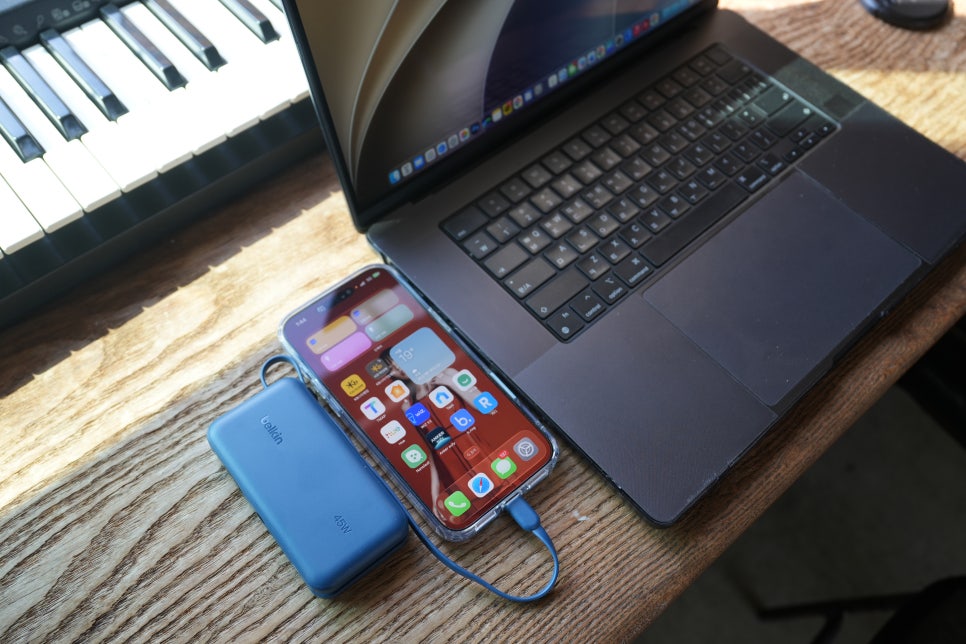 벨킨 10000mAh 45W 케이블 일체형 고속 충전 보조배터리, 맥북과 아이폰18프로맥스에 연결해보니