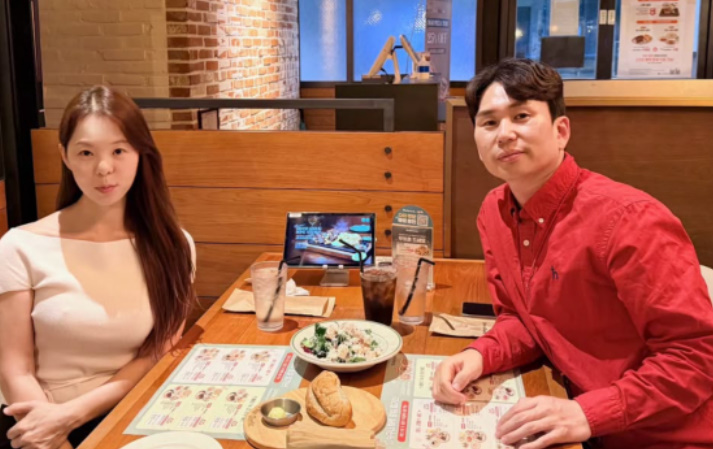 두 사람의 관계의 배경은 무엇일까?