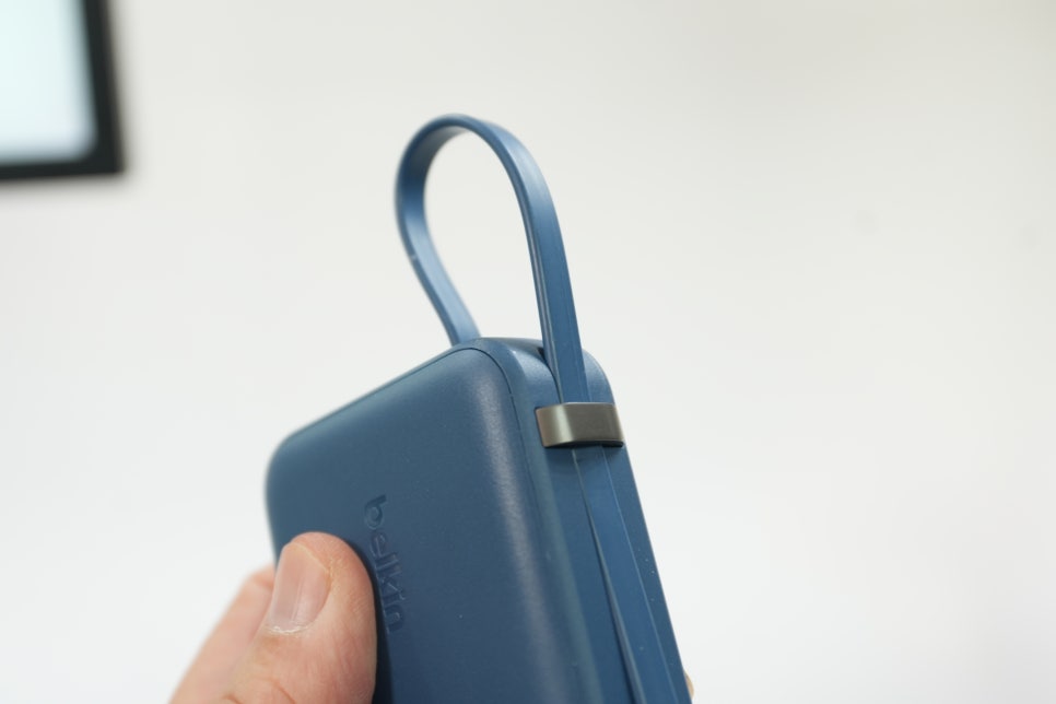 벨킨 10000mAh 45W 케이블 일체형 고속 충전 보조배터리, 맥북과 아이폰18프로맥스에 연결해보니