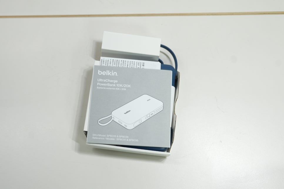 벨킨 10000mAh 45W 케이블 일체형 고속 충전 보조배터리, 맥북과 아이폰18프로맥스에 연결해보니