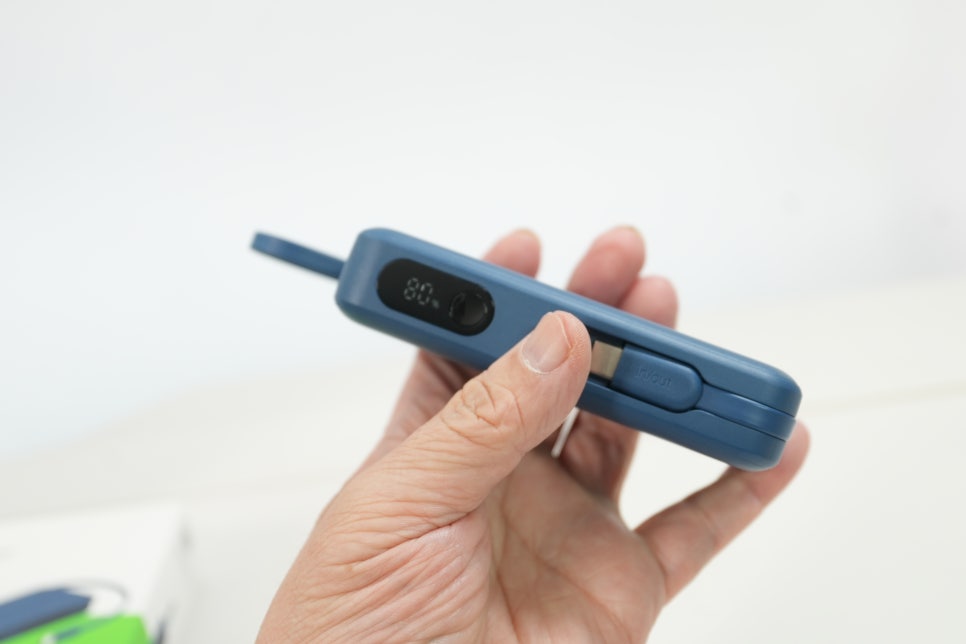 벨킨 10000mAh 45W 케이블 일체형 고속 충전 보조배터리, 맥북과 아이폰18프로맥스에 연결해보니