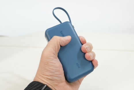 벨킨 10000mAh 45W 케이블 일체형 고속 충전 보조배터리, 맥북과 아이폰18프로맥스에 연결해보니