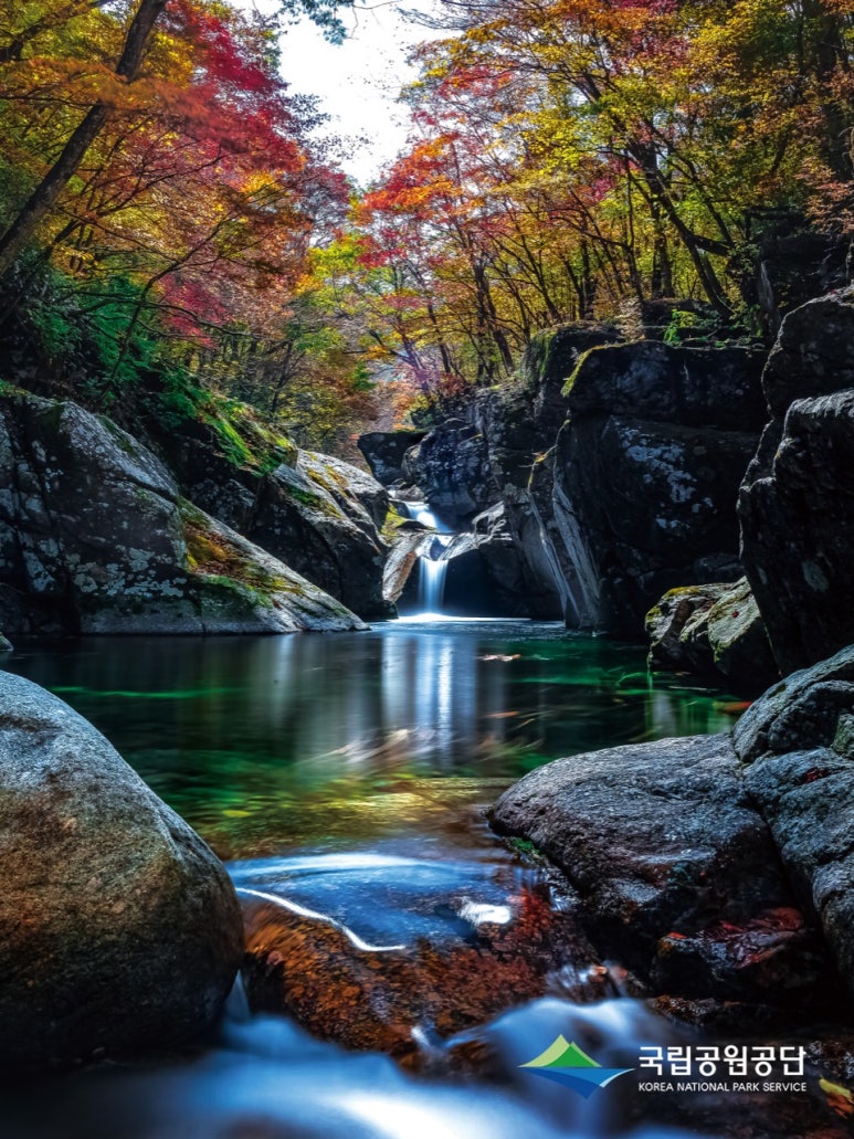 Baemsagol valley on Jirisan with deep autumn colour over the rocks