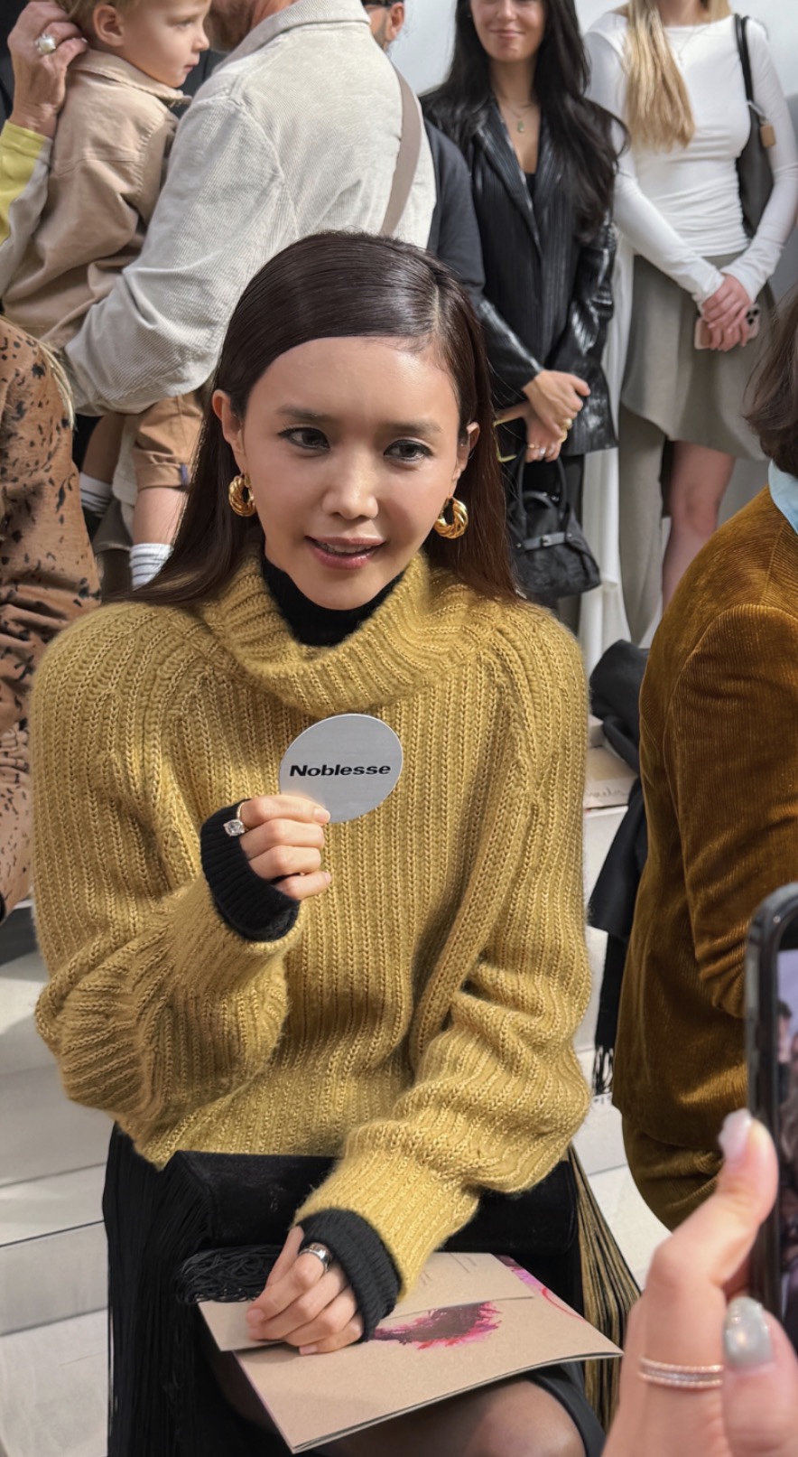 시술 부작용인가.. 얼굴이 흘러내려 할머니 같다는 연예인 패션위크 패션|왜 불편한 반응이 나왔나?
