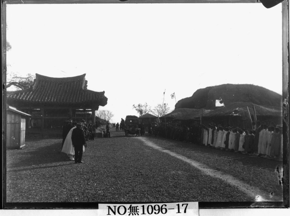 Distant black-and-white view of the old bell pavilion near Bonghwangdae in Gyeongju and the village around it; the bell itself is barely visible