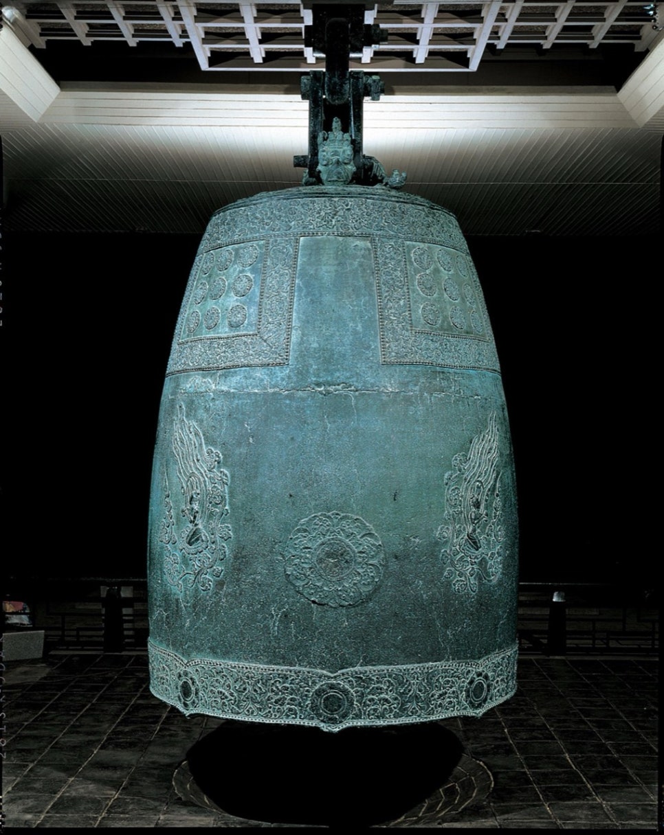 The Divine Bell of King Seongdeok, a bronze temple bell over three metres tall, photographed head-on with its flying-apsara reliefs visible