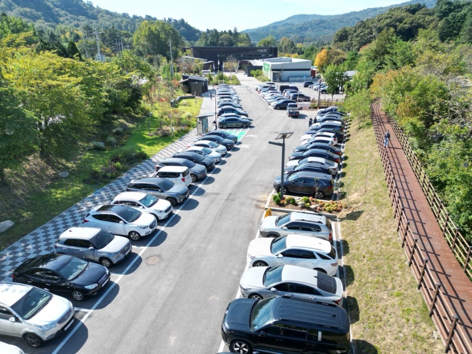 Aerial photograph of a car park and a boardwalk leading towards the arboretum gate