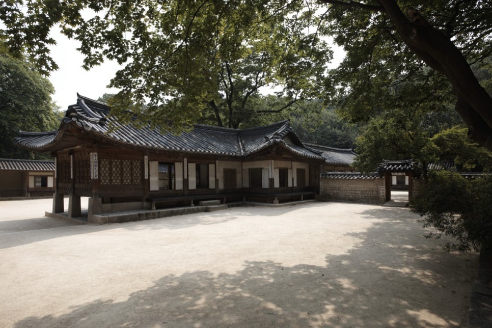 Servants' quarters and an earthen yard in the Yeongyeongdang compound