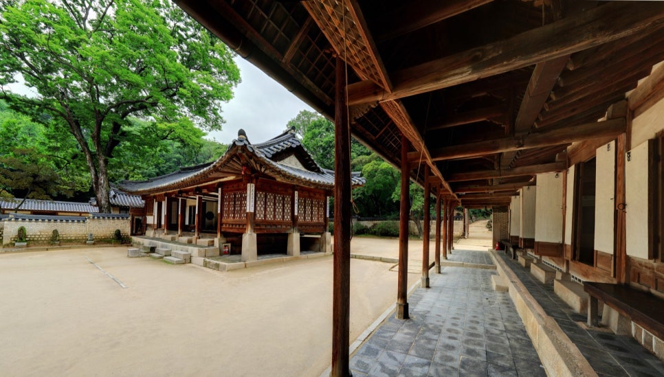The long wooden veranda and eave awning along the side of Yeongyeongdang's men's quarters