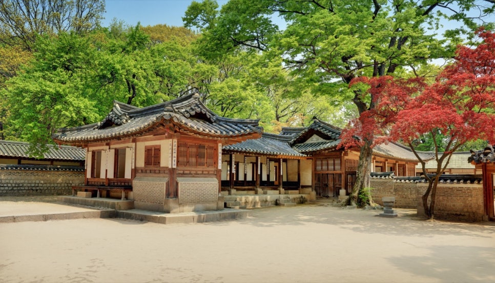 Yeongyeongdang's women's quarters with fresh green leaves and red maples