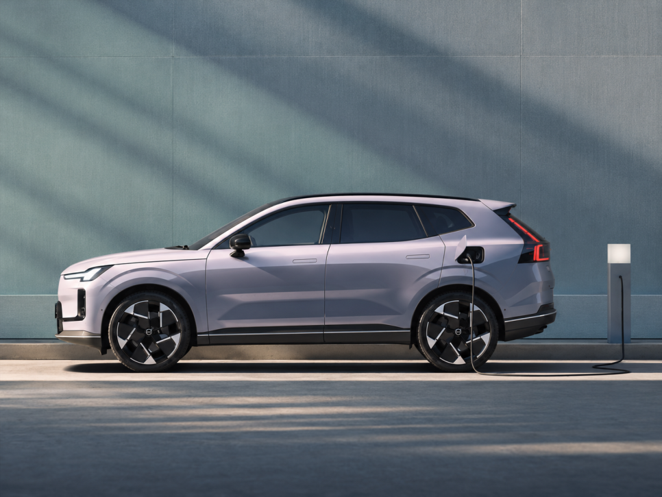 전기로만 200km 넘게? 주유소 덜 가는 SUV 볼보 XC70