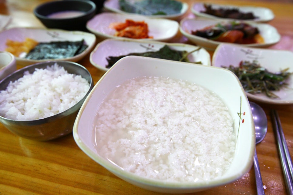 강릉 초당순두부마을 식당 상 위의 하얀 순두부 뚝배기와 반찬들