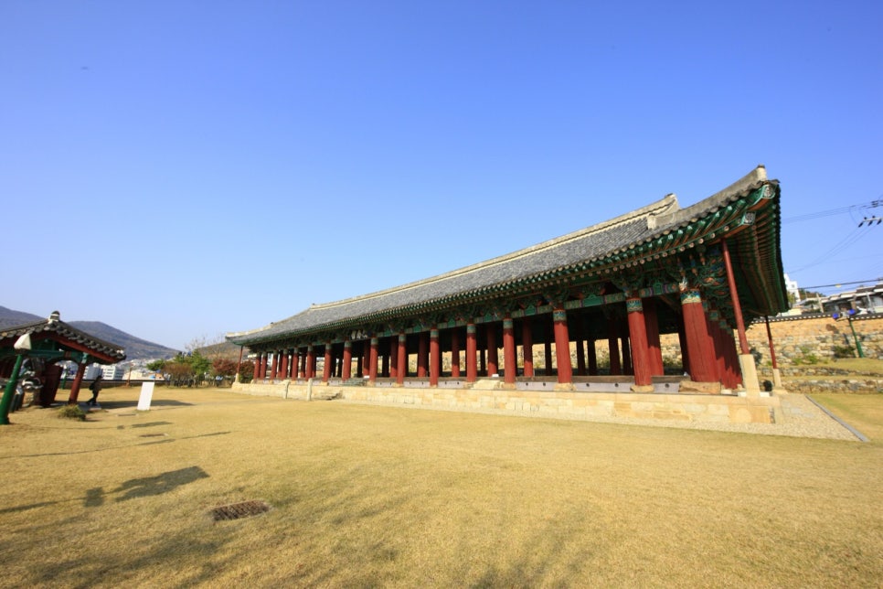 여수 진남관의 긴 기와지붕과 기둥을 옆에서 바라본 전경