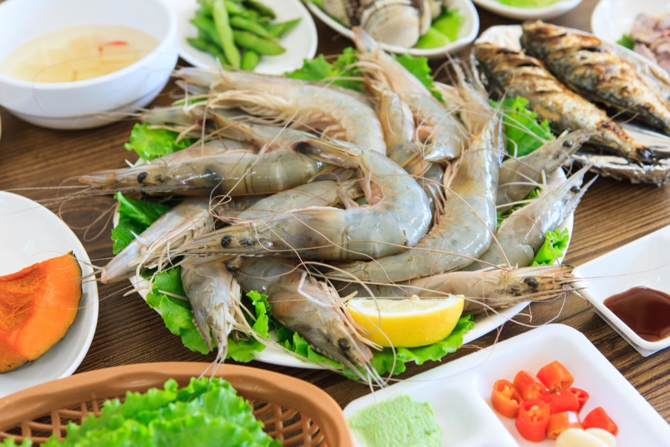 홍성 남당항 식당의 생대하와 전어, 채소가 함께 오른 한 상