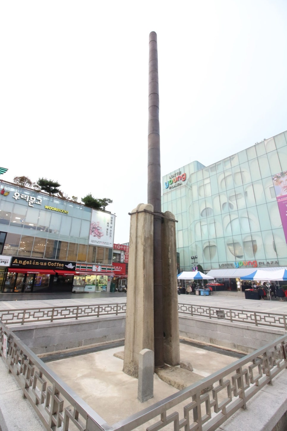 청주 용두사지 철당간과 철당간 광장을 넓게 잡은 모습