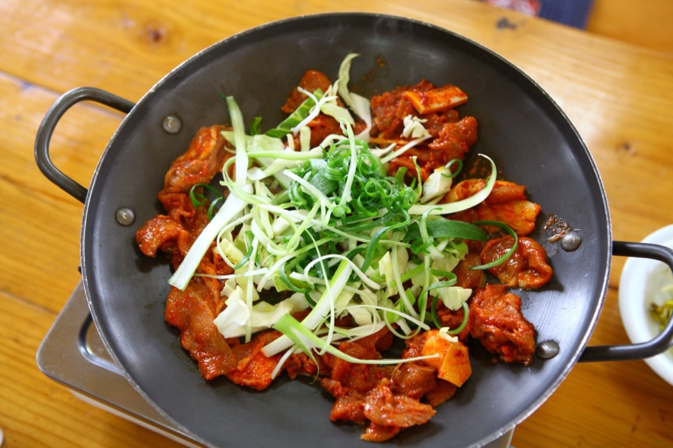 제주 서귀포 식당의 흑돼지 불고기 전골이 끓고 있는 모습